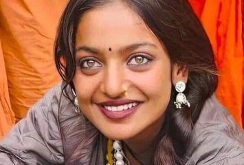 మోనాలిసాను వాడుకుంటున్న డైరెక్టర్.. సినిమా ఛాన్స్ ఇవ్వడు