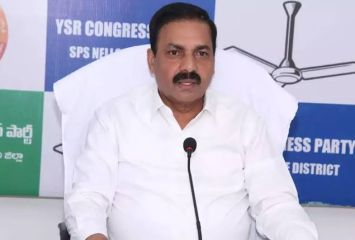 పరారీలో వైసీపీ మాజీ మంత్రి కాకాని