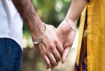 ముగ్గురు పిల్లల తల్లితో లేచిపోయిన ఇంటర్ విద్యార్థి