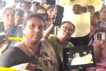 బస్సులో టికెట్ అడిగితే ఆ వీడియో చూపించారు.. ఆ తరువాత ఊహించని ట్విస్ట్