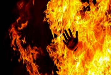 యువకుడిపై పెట్రోల్ పోసి నిప్పంటించిన యువతి