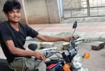 మహిళ ముందు ప్యాంట్ జిప్ తీసి చూపిస్తూ..