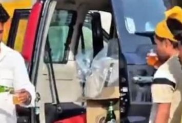 రోడ్డుపై ఉచితంగా బీరు పంచారు.. చివరికి..