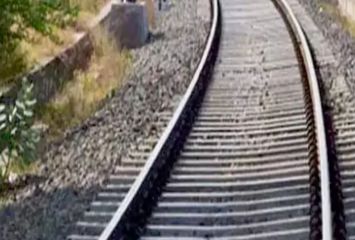 రైలు కింద పడి ఐదుగురు మృతి