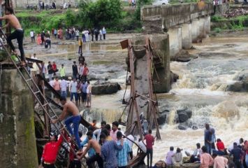 వంతెన కూలిన ఘటన: మృతదేహాల వెలికితీత