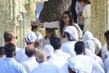 కన్నీటి పర్యంతమైన కరిష్మా కపూర్