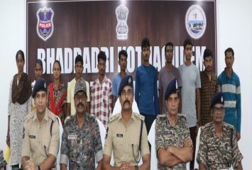 లొంగిపోయిన మావోయిస్టు పార్టీ సభ్యులు