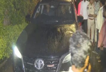 జగన్ కారు సీజ్ చేసిన పోలీసులు