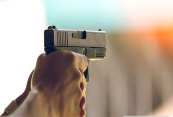 ముందు సీటు కోసం గొడవ.. తండ్రిని గన్ తో కాల్చి చంపిన కొడుకు