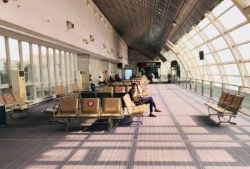 వాష్రూమ్ కు వెళ్లి.. రూ.2.65 లక్షలు నష్టపోయాడు