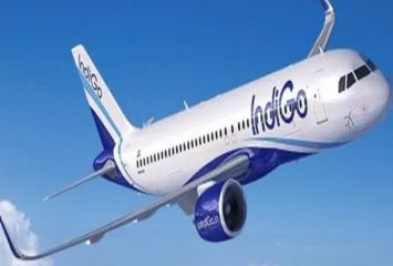 విమానం గాలిలో ఉండగానే తెరుచుకున్న కిటికీలు