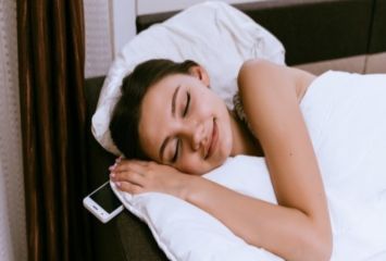 నిద్రపోయేప్పుడు మొబైల్ దిండు కిందే పెట్టుకుంటున్నారా..?