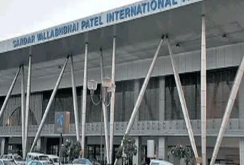 ఎయిర్పోర్టుకు బాంబు బెదిరింపులు