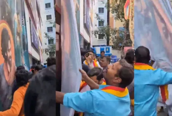 పవన్ బ్యానర్ చించి కాళ్లతో తొక్కిన కార్యకర్తలు