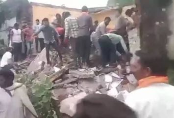 స్కూల్ పైకప్పు కూలి నలుగురు చిన్నారులు మృతి