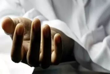 అక్కతో రాఖీ కట్టించుకుని వస్తూ..