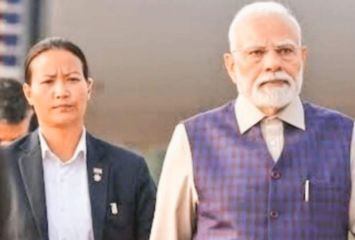 మోడీని టచ్ చేయాలంటే ముందు ఆమెను దాటాలి