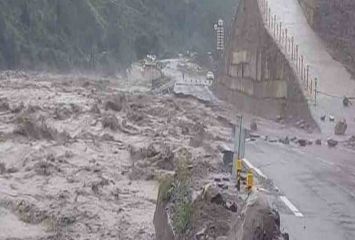 భారీ వరదల కారణంగా రహదారులు బంద్