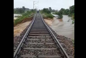 కొట్టుకపోయిన రైల్వే ట్రాక్.. నిలిచిన రైళ్ల రాకపోకలు