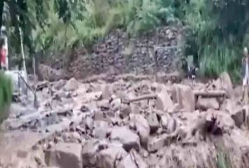 కొండచరియలు విరిగిపడి ఏడుగురు.. వరదల ధాటికి ముగ్గురు మృతి